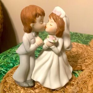 Lefton, vintage bride and groom kissing statue, EUC